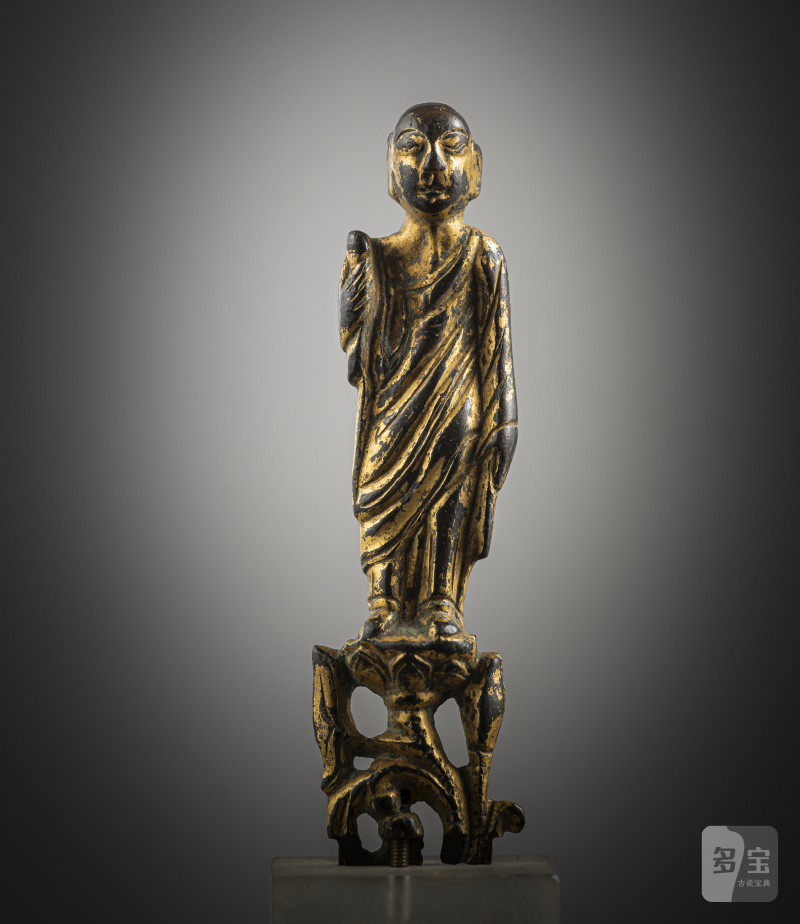 A GILT-BRONZE FIGURINE OF A LEHAN - 图5